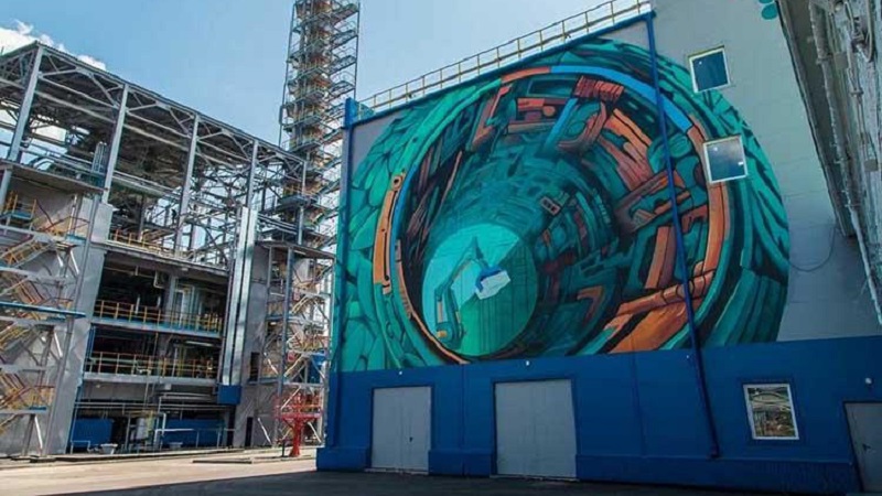 Территорию завода «Нижнекамскнефтехима» украсили уникальным муралом