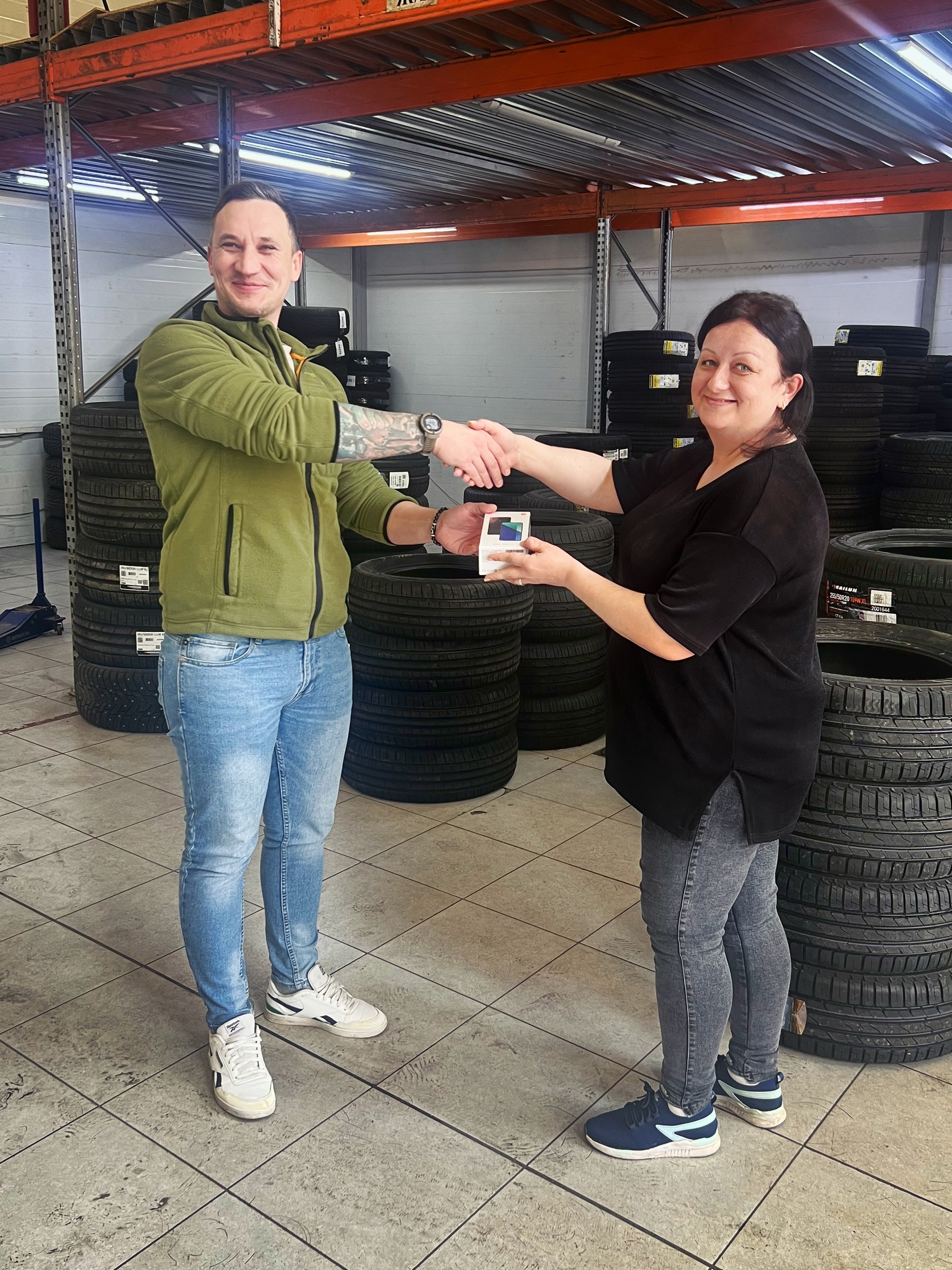 Вручили приз победителю конкурса «Хорошие шины на связи»