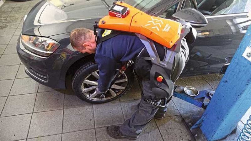 В немецких шиномонтажных сервисах будут использовать экзоскелеты